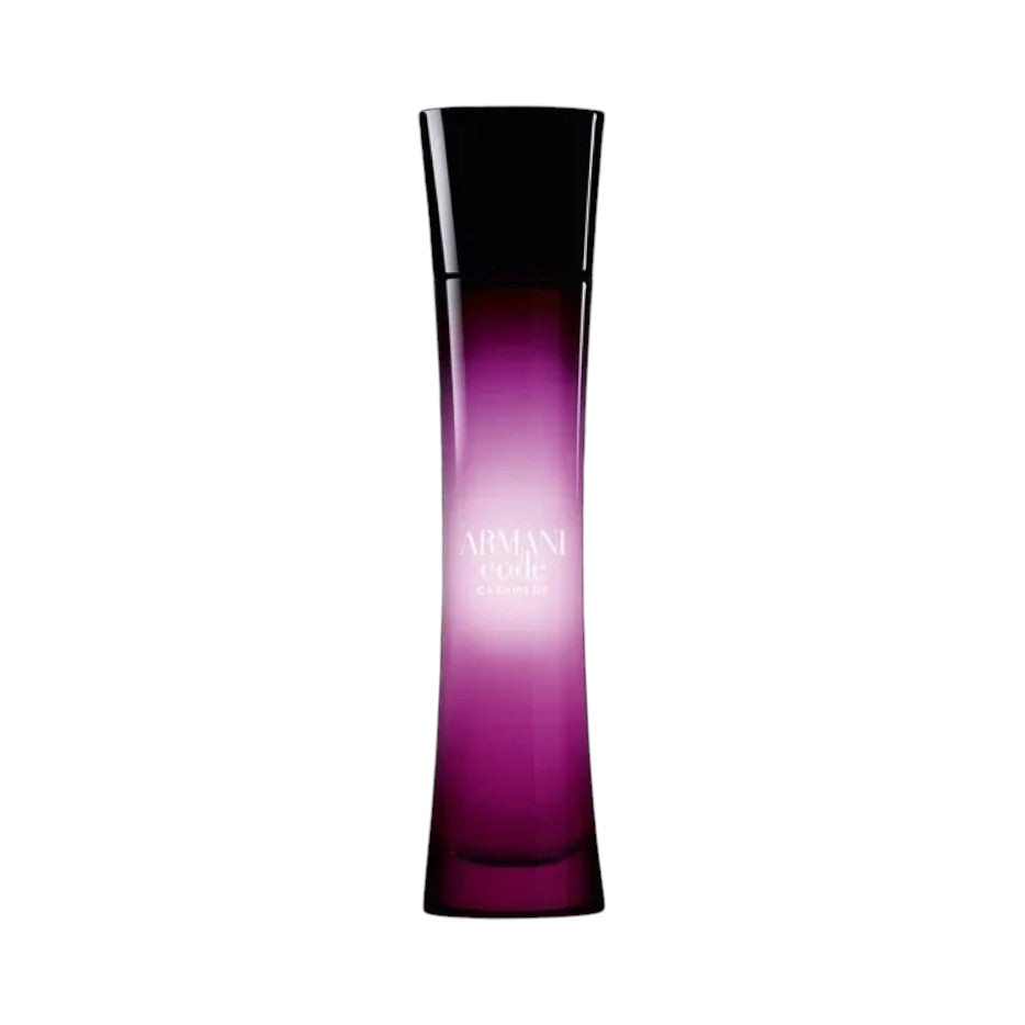 CR Signature Armani Code Cashmere parfymeflaske i dyp lilla glass mot en dramatisk bakgrunn av grå støvskyer.
