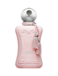 CR Signature Parfums de Marly Delina Exclusif parfymeflaske i rosa glass med dekorative dusker mot mørk bakgrunn
