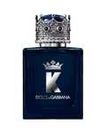 CR Signature Dolce & Gabbana K Eau de Parfum i en mørkeblå glassflaske med en detaljert sølvkronetopp mot mørk bakgrunn