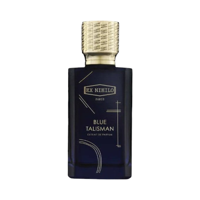 CR Signature Ex Nihilo Blue Talisman Extrait de Parfum i en mørkeblå glassflaske med gullkork mot en støvete bakgrunn.