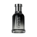 CR Signature Hugo Boss Bottled Beyond Eau de Parfum i en elegant mørk glassflaske med metallkork mot en støvete bakgrunn