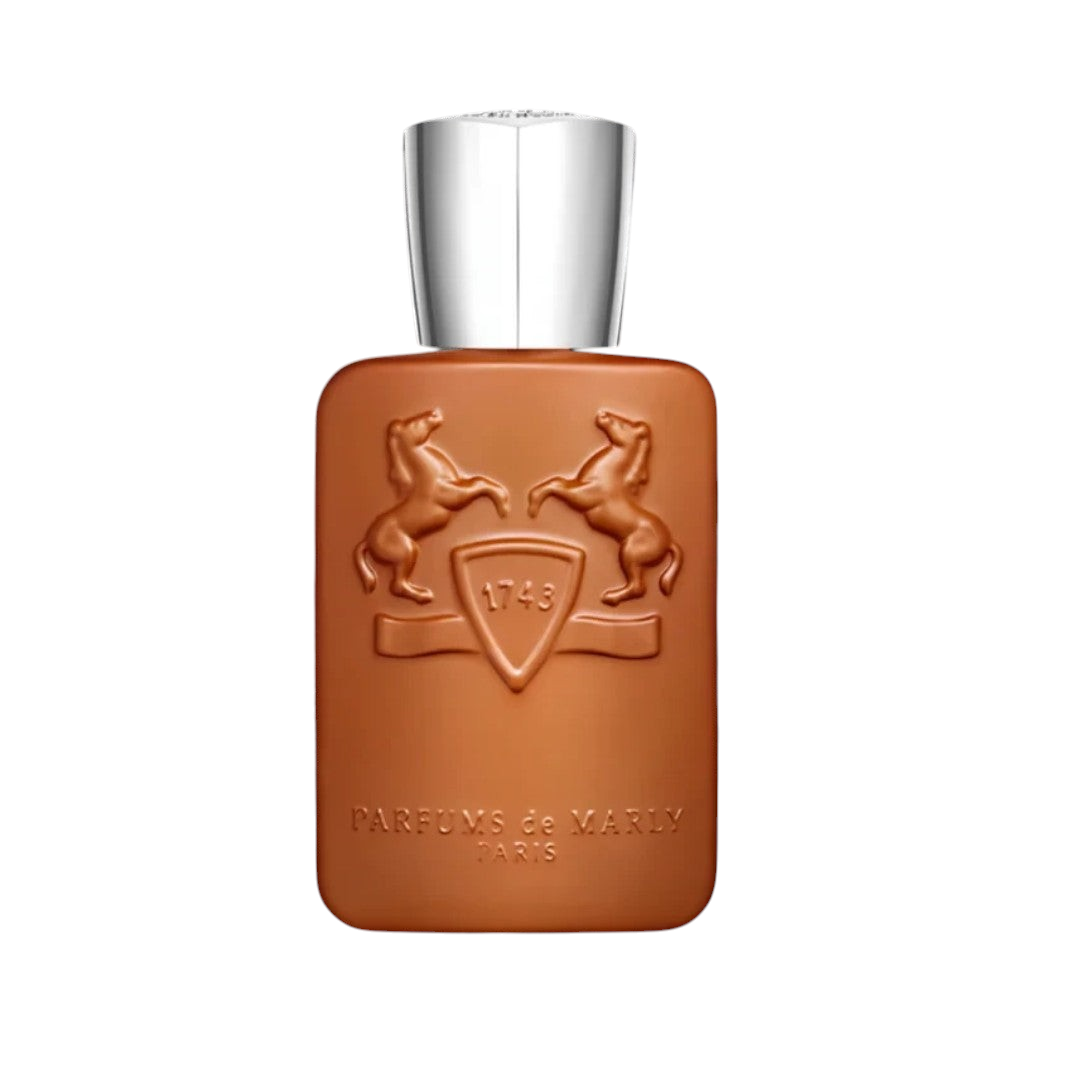 CR Signature Parfums de Marly Althàïr parfymeflaske i brun med sølvkork mot en bakgrunn av svevende pulver