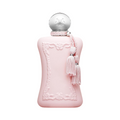 CR Signature Parfums de Marly Delina Eau de Parfum i en elegant rosa flaske med dekorative dusker mot svart bakgrunn.