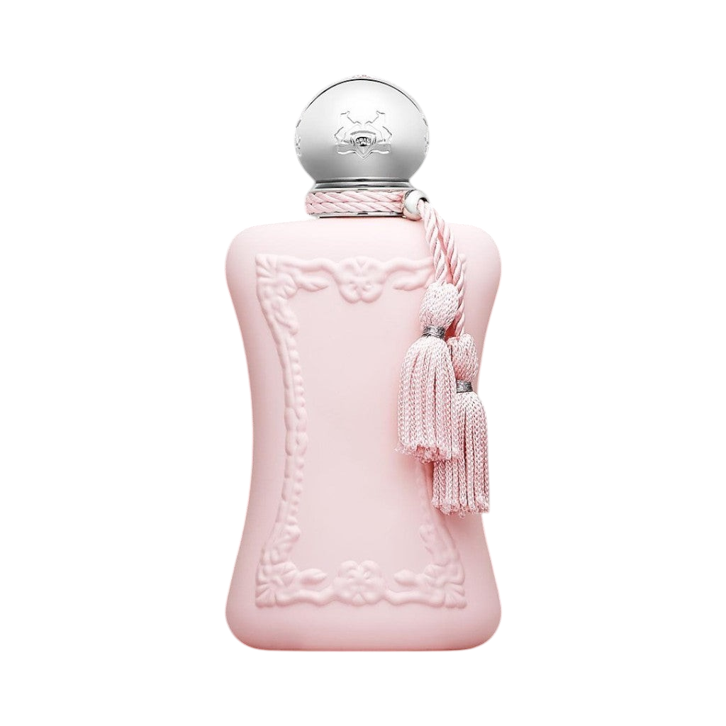 CR Signature Parfums de Marly Delina Eau de Parfum i en elegant rosa flaske med dekorative dusker mot svart bakgrunn.